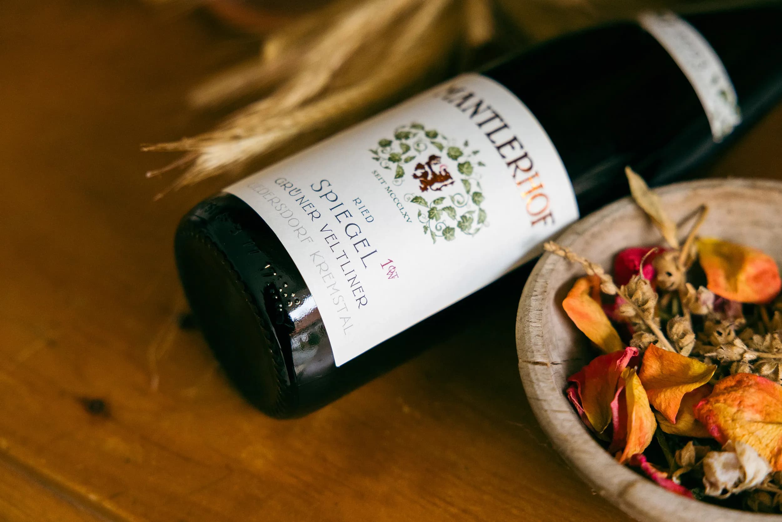 Flasche mit getrockneten Zutaten